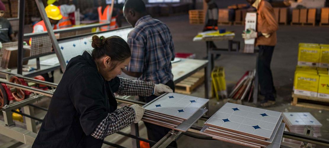 肯尼亚的一家瓷砖厂里,一名妇女正在测量产品.